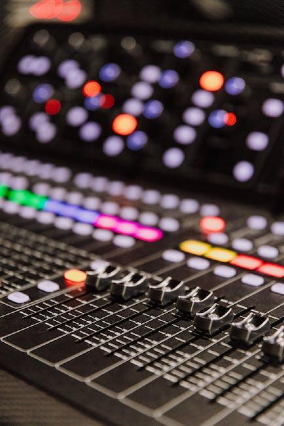 DJ Jenny: The Rising Star in the Music Scene