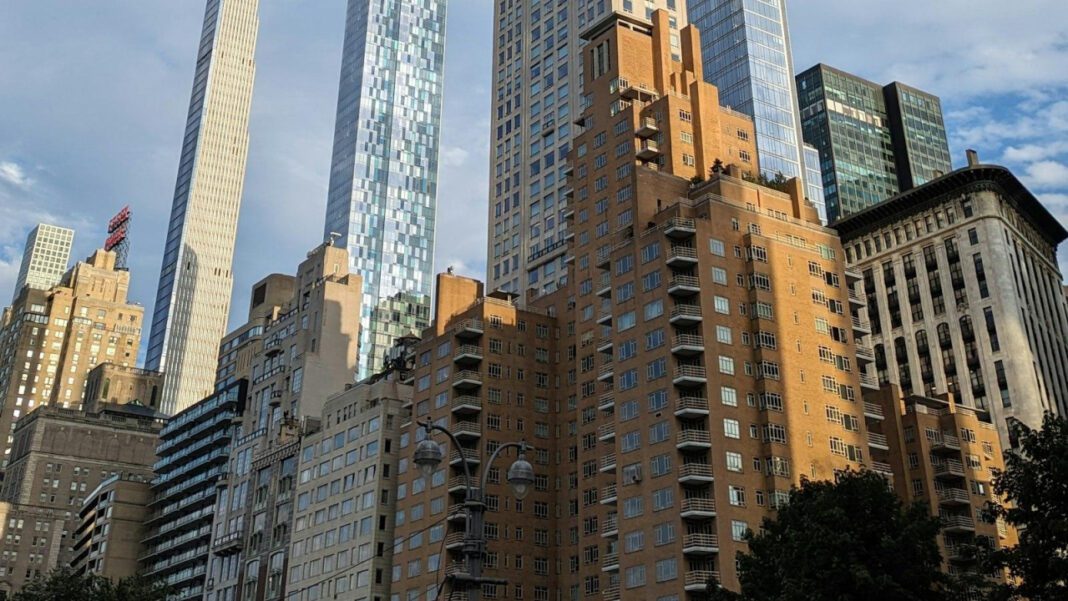 The Lavish Residence of Billionaire Mukesh Ambani