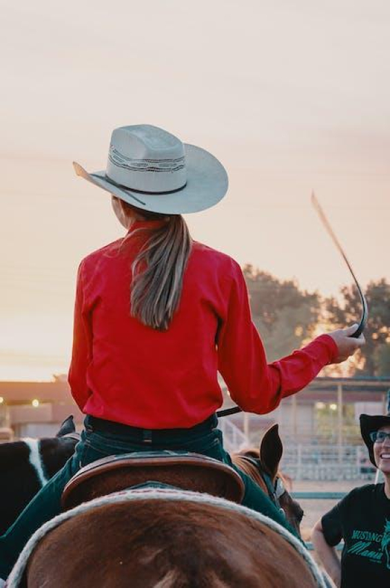 10 Trendy Cowgirl Outfit Ideas to Try This Season