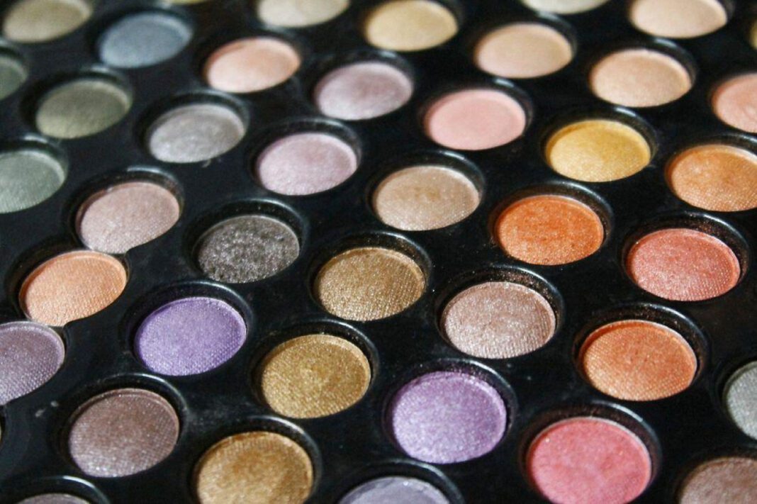 Using Eyeshadow as Eyeliner: Pros, Cons, and How-To