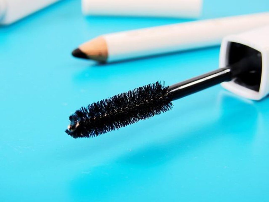 Step-by-Step Guide for Applying Eyeliner to Lower Lash Line
